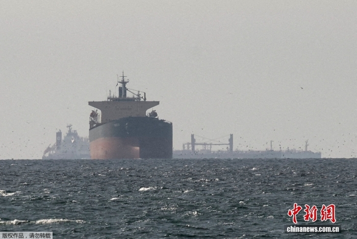 图为当地时间3月11日，船只停泊在靠近霍尔木兹海峡的海域附近。